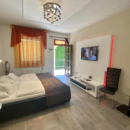Bajor Panzio Buek-buekfuerdo, Adults Friendly 12 アパートホテル
