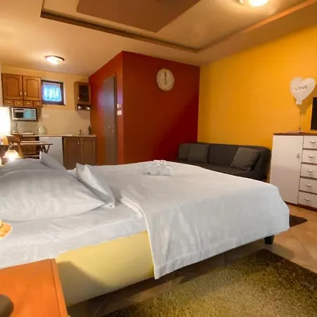 Bajor Panzio Buek-buekfuerdo, Adults Friendly 12 Aparthotel