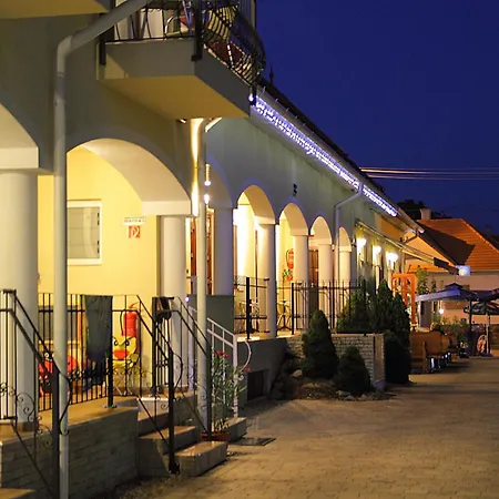 Bajor Panzio Buek-buekfuerdo, Adults Friendly 12