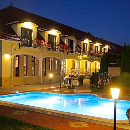 Bajor Panzio Buek-buekfuerdo, Adults Friendly 12 公寓式酒店