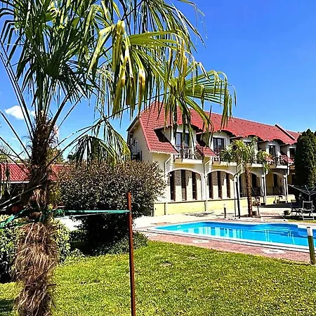 Bajor Panzio Buek-buekfuerdo, Adults Friendly 12
