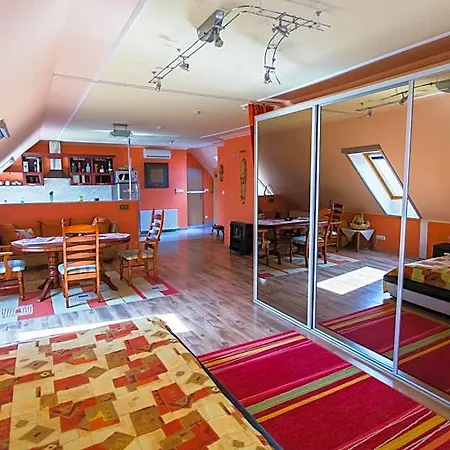 Bajor Panzio Buek-buekfuerdo, Adults Friendly 12 公寓式酒店