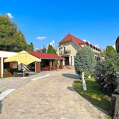 Bajor Panzio Buek-buekfuerdo, Adults Friendly 12 公寓式酒店