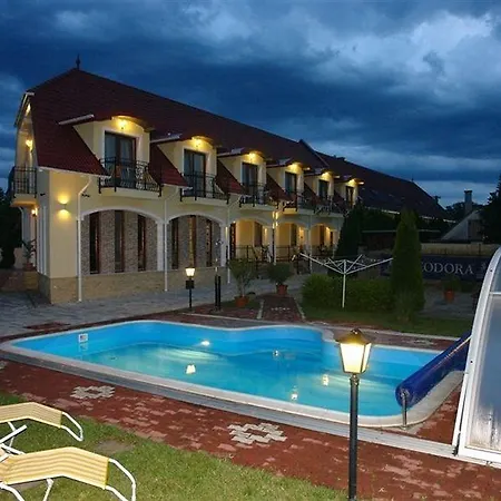 Bajor Panzio Buek-buekfuerdo, Adults Friendly 12 アパートホテル