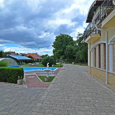 Bajor Panzio Buek-buekfuerdo, Adults Friendly 12