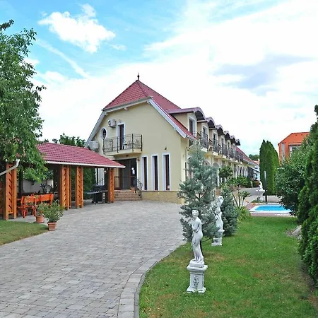 Bajor Panzio Buek-buekfuerdo, Adults Friendly 12 アパートホテル 4*