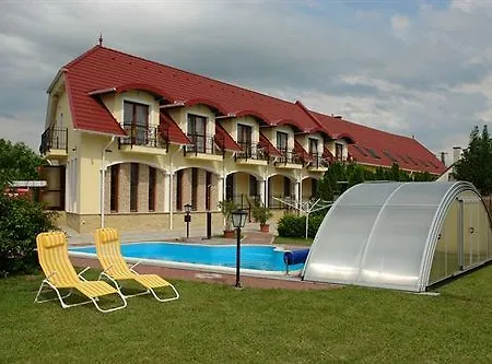Bajor Panzio Buek-buekfuerdo, Adults Friendly 12 アパートホテル