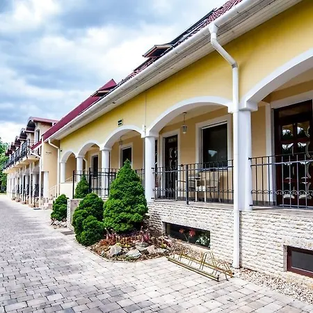 Bajor Panzio Buek-buekfuerdo, Adults Friendly 12 アパートホテル 4*