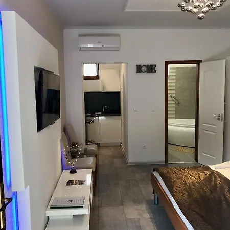 Bajor Panzio Buek-buekfuerdo, Adults Friendly 12 アパートホテル