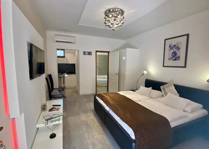 Bajor Panzio Buek-buekfuerdo, Adults Friendly 12 Hotel de apartamente 3*