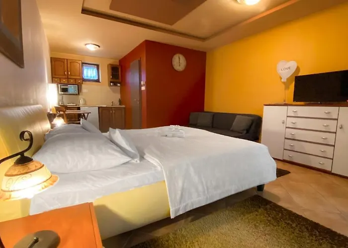 Bajor Panzio Buek-buekfuerdo, Adults Friendly 12 Апарт-отель