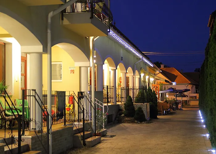 Bajor Panzio Buek-buekfuerdo, Adults Friendly 12